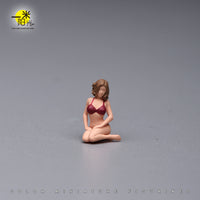1/64 Kneeling Swimsuit Girl Miniature Scene Hand-Painted Resin Figure