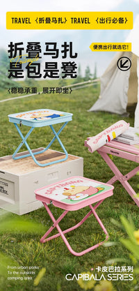 户外手包折叠凳便携笔袋小马扎露营地铁火车无座钓鱼神器户外板凳 卡皮巴拉蓝色【加粗加厚碳钢+加大加厚椅面】承重320斤
