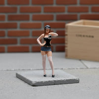 1/64 Scale Woman Model Fine Workmanship Photographer Figurine Miniature Realistic Pose Mini People Figurine for Collectors