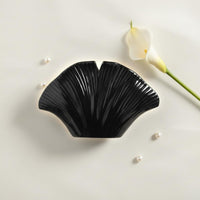 Shell Shaped Vase Solid Color Finish Modern Resin Vase Artistic Design