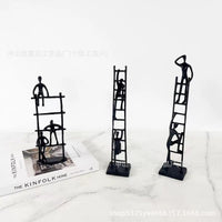 现代简约抽象金属黑色攀登人物摆件家居客厅创意软装桌面工艺摆件
