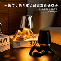 创意坐姿小人小夜灯北欧床头酒杯灯摆件台灯卧室氛围感护眼睡眠灯
