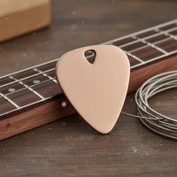 Long-Lasting Zinc Alloy Guitar Pick Mirror Finish Metal Guitar Pick Polished Edges Polished Metal Plectrum Resistant for Electric Guitarists, Bassists, Musicians, Live Performance, Studio Recording