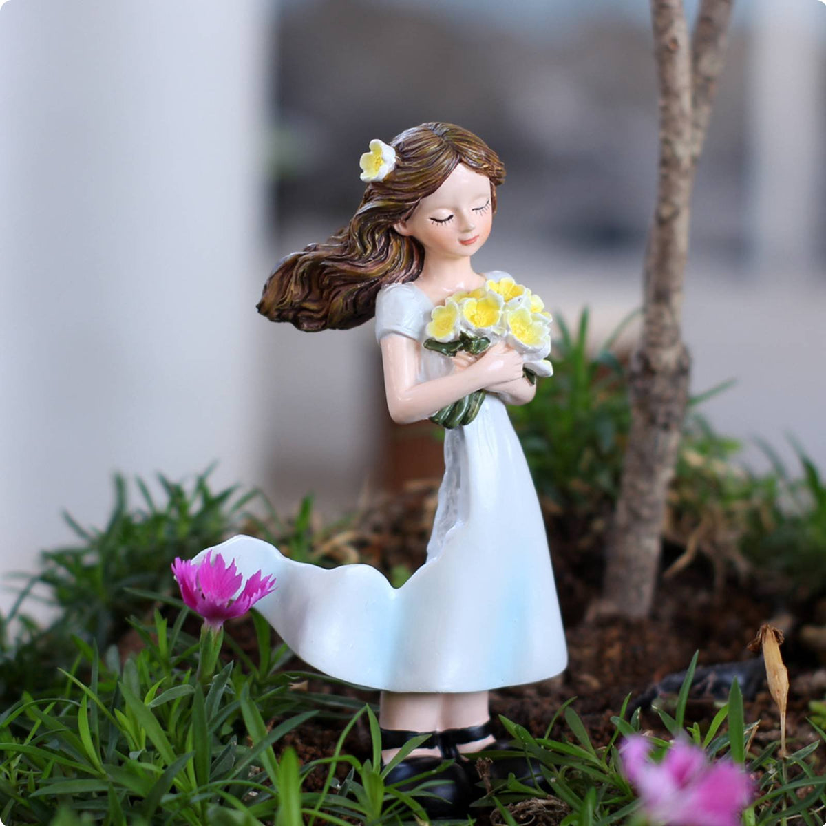 Girl Holding Flowers Figurine Artisanal Appearance Resin Girl Statue Decorative Sculpture for Windowsill