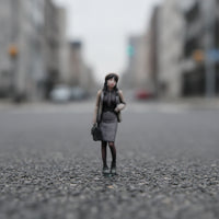 1/64 Scale Miniature Female Figurine Painted Resin Miniature Woman Figure Printed Color Desktop Ornament Figure Standing for Hobbyists, Collectors, Dioramas, City Setting Layouts, Model Displays