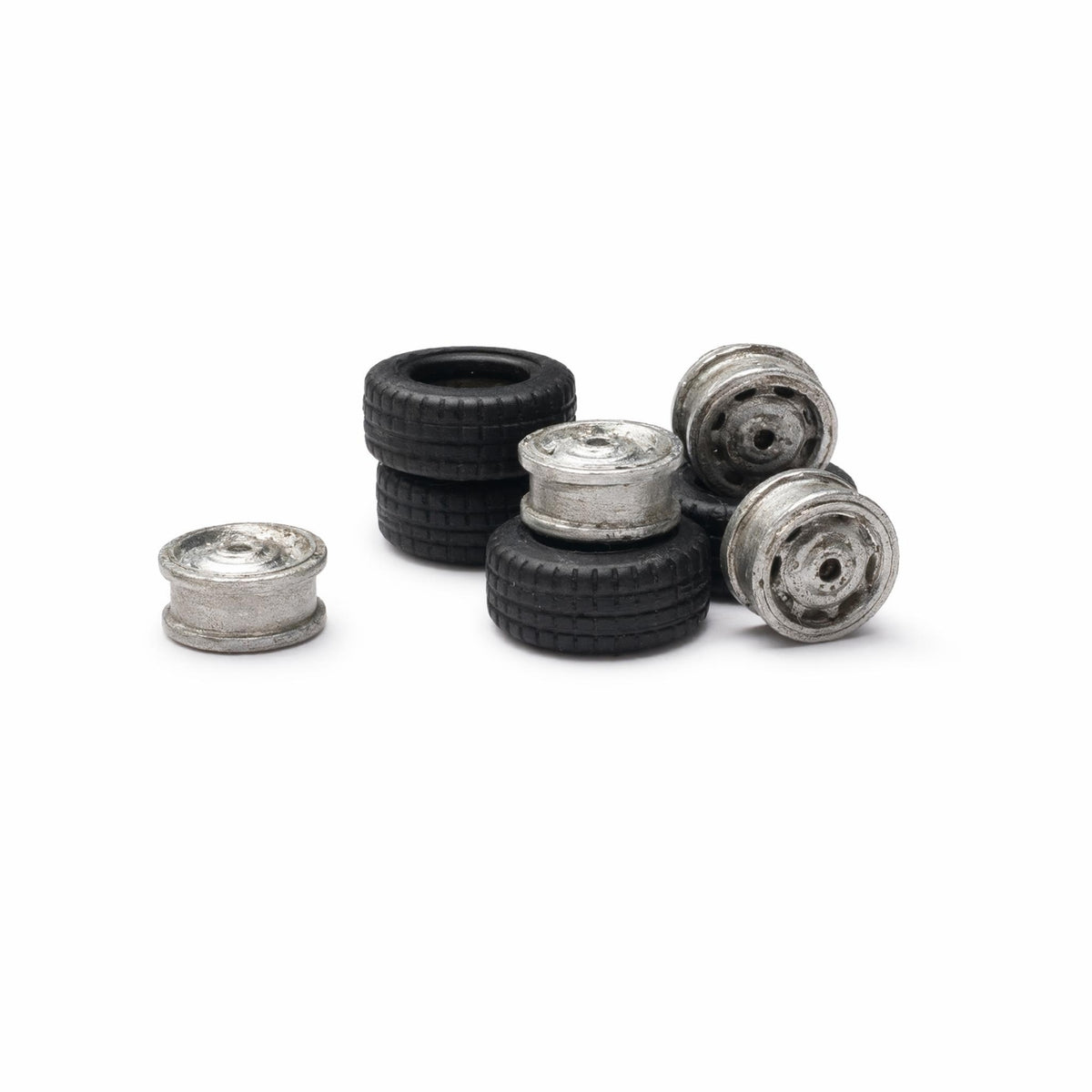 8 Pieces 1/64 Scale Rubber Tires with Metal Hubs Realistic Tire Model with Model Scene Use Detailed Automotive Scene Props Decorative for Collectors