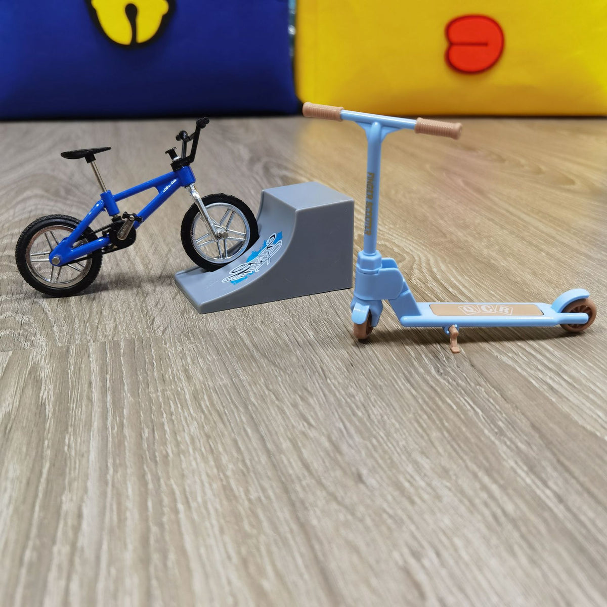 Blue / Dhh-7 Gray Scene