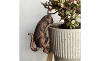 Climbing Cat Figurine Playful Design Climbing Cat Statue 3D Detailed Craft Flower Pot for Gardeners, Balcony, Patio, Bookshelf