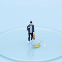 1/64 Miniature Man Figurine with Backpack Realistic Detail Miniature Figurine with Tote Bag Fine Workmanship Painted for Desk Decoration