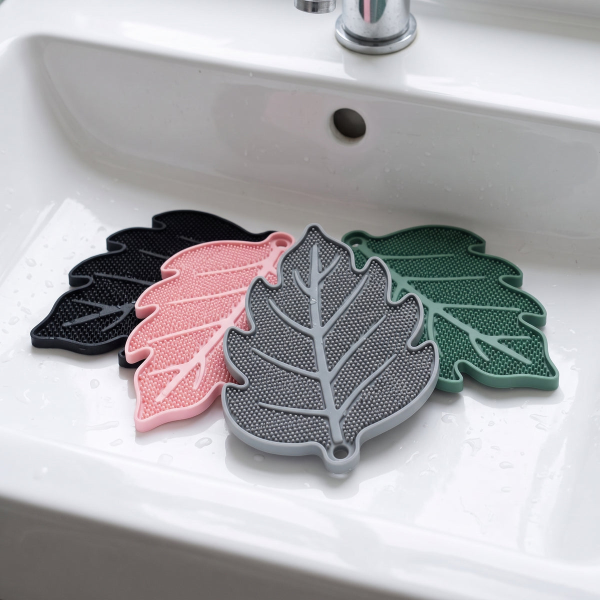 Silicone Makeup Brush Cleaning Mat with Suction Cup, Leaf-shaped Scrubber for Deep Cleaning