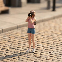 4 Pieces 1:64 Resin Figure Set Small Group Street-Style Female Figures Miniature Standing Figures for Diorama Scenes