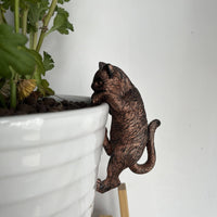 Climbing Cat Figurine Playful Design Climbing Cat Statue 3D Detailed Craft Flower Pot for Gardeners, Balcony, Patio, Bookshelf