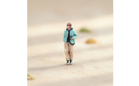 3D Printed 1/64 Scale Photographer Figure Realistic Intricacy Model Scene Person Hand Painted Miniature Scene Accessory Resin Material for Hobbyists, Dioramas